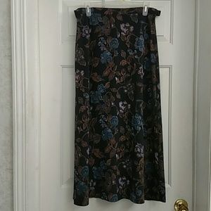 ⏬ SALE $$ Beautiful navy blue floral skirt